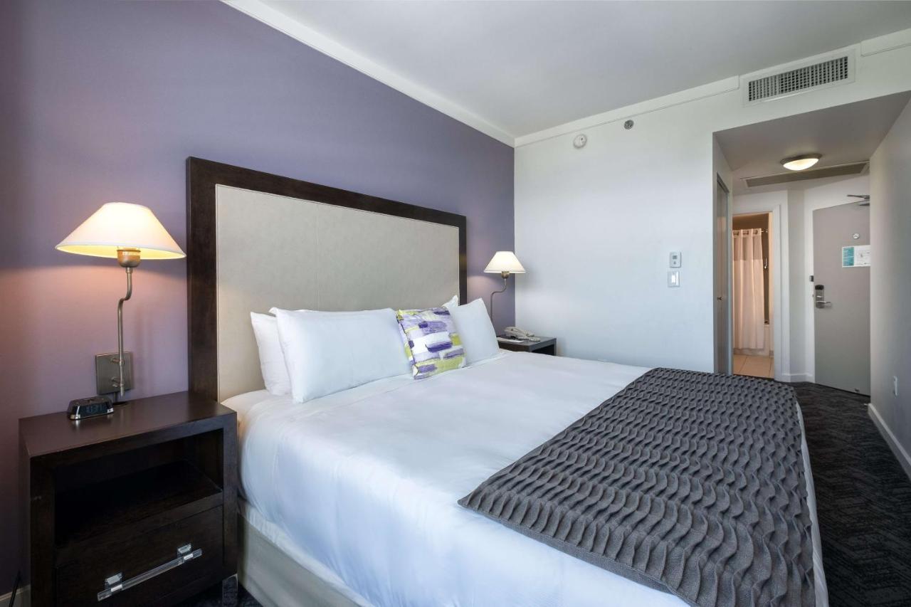 Habitación con cama extragrande y vistas a la ciudad