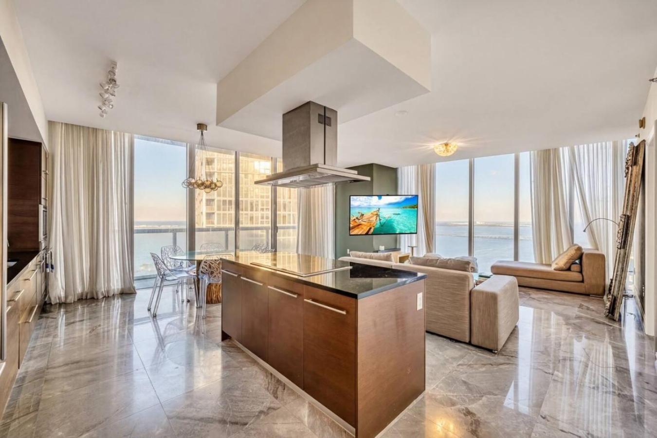 Apartamento de 2 dormitorios con balcón y vistas al mar