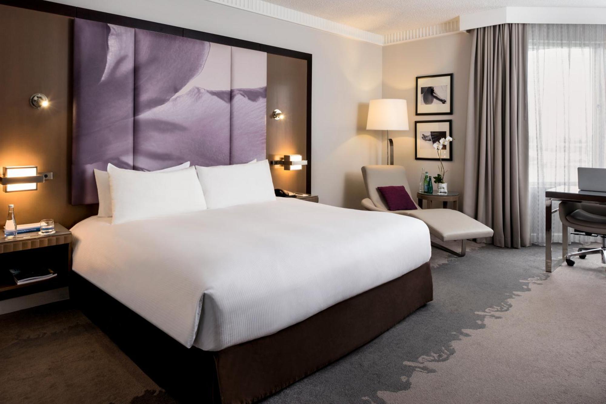 Luxury King Room with Roll-In Shower and Bath Tub - Mobility Accessible,1276420933:JPEG